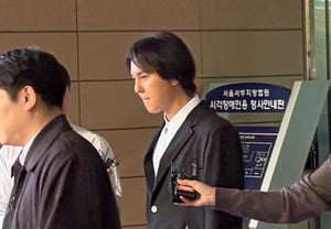 Song Min-ho, charged with "violation of the Military Service Act," avoided prison time... Sentenced to one year in prison with a two-year suspended sentence [Star Scene]