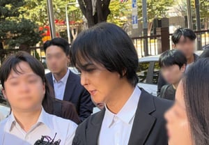 100日も欠勤しておいて…..ソン・ミノ、執行猶予付き判決後の再服務に関する質問に「沈黙」 [スターハウス総合]