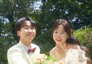 De la cita a ciegas al reencuentro en "Na Sol": Yong-su y Yeong-suk de la temporada 26 se casan… Publican su sesión de fotos de boda: "El fruto del vínculo forjado hace cinco años" [Star Issue]