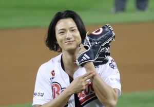 [フォト] シン・スンホ、クァク・ビンに会いたいサイン