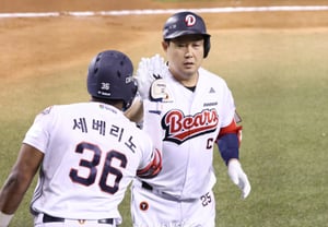 [Foto] Yang Eui-ji: "Te pido un jonrón en juegos consecutivos, Severino"