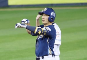 [Photo] Han Jae-hwan hits a go-ahead RBI double