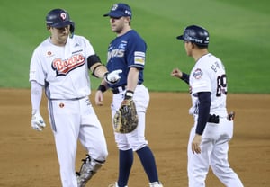 [Ảnh] Yang Seok-hwan, đánh được cú đánh chốt 1 RBI từ vị trí thay thế