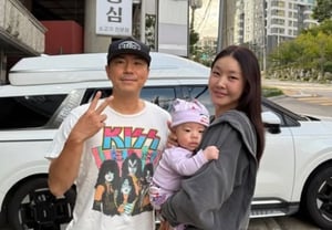Lee Si-eon, holding his son, expresses affection for Han Hye-jin: "You must be good to Aunt Dalsim"