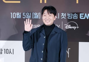 Lee Chang-hoon's 'Relaxed Hand Wave' [★Photo]
