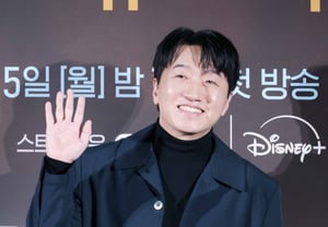 Lee Chang-hoon's 'Cheerful Hand Wave' [★Photo]