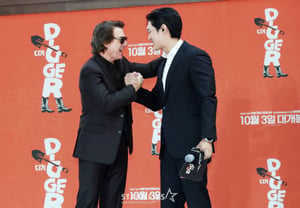 Tom Cruise, Park Jae-min exchange warm greetings [★Photo]