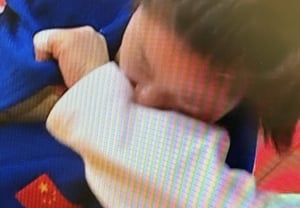 "¿Morder el brazo y cometer un error?" La actitud desafiante de China deja atónita a toda Asia... Cuando se le aplicó una técnica de inmovilización en judo, mordió con los dientes 'crac' → "Fue algo accidental" [Juegos Asiáticos de Aichi-Nagoya]