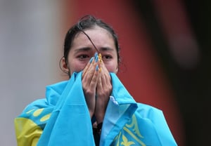 «Нарушение правил в последний момент → отмена золотой медали», а на встрече с героем на родине — овации и ликование. Почему? «Кто бы что ни говорил, вы чемпион» [Айти-Нагоя Азиатские игры]