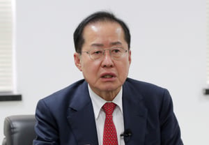 洪準杓への批判「暗殺者（たち）」の歴史歪曲であれば表現の自由ではない" [スター・イシュー]