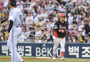大ヒット『第9回ファンタスティックスクイズ』KIA、『なぜ』LGは見逃さなかったのか··· ついに3位の「1G車」が猛追！秋の野球準POはもう分からない [蚕室現場レビュー]
