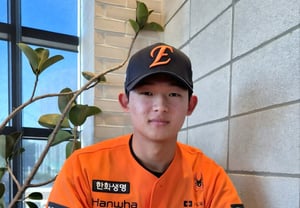 [Oficial] Hanwha completa la contratación de un total de 11 jugadores: "Se espera que sean el eje del montículo del futuro, con lanzamientos a más de 150 km/h". El seleccionado de la primera ronda, Min Ju-hong, firma por 250 millones de wones, entre otros '11 novatos'