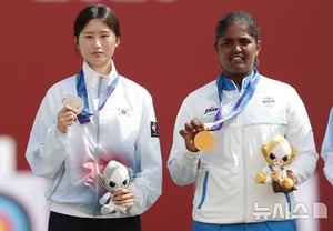 "17-year-old girl defeats members of Korea's archery dynasty one by one"... As Kang Chae-young and Oh Ye-jin fell, India erupted in excitement: "She accomplished what no one else could" [Aichi-Nagoya Asian Games]