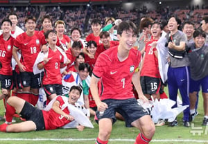 "20 jugadores de la selección surcoreana de fútbol obtienen exención del servicio militar" El "regalo extraordinario" que llegó junto con el cuarto título consecutivo en los Juegos Asiáticos... Señal verde también para las carreras de los jugadores en Europa [Juegos Asiáticos Aichi-Nagoya]