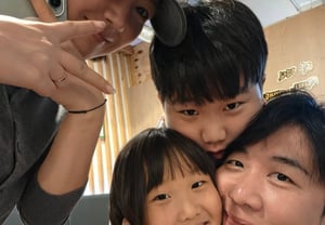 "家の工事中" ド・ギョンワン♥チャン・ユンジョン、サムギョプサルデート..二人の子どもと外食した近況