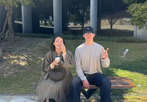 Yoon Seung-ah y Kim Mu-yeol, solos los dos en una exposición antes de recoger a su hijo Ha-won… Llamó la atención por sus tiernas fotos juntos