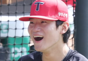 [★Béisbol] Kim Do-young, sin protector bucal, avanza hacia el título de campeón de jonrones con una sonrisa radiante