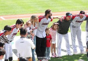 LG Twins legend and former foreign pitcher Kelly, covered in cake at final home game in Jamsil, prays for victory [★Baseball]