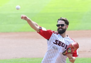 [Photo] Kelly: A Grand Pitch Instead of Tears