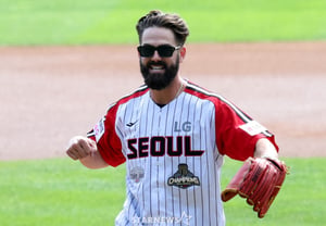[Photo] Kelly's ceremonial pitch: "It went in"