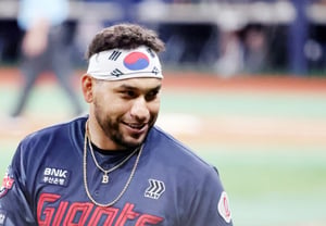 Tied for first with 197 hits: Reyes and Choi Won-jun head toward a KBO first, with the Golden Glove also on the line