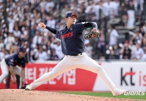 ERA 18.00: Lotte’s second-year rookie delivers a three-inning scoreless outing, brightening Manager Kim Tae-hyung’s day despite the foreign pitcher’s injury and a shutout loss — “He has good stuff” [Suwon on-site report]