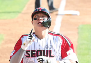 [Foto] El jonrón solitario de la remontada disparado por Lee Jae-won