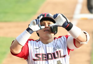 [Foto] Jonrón de dos carreras de Park Dong-won, celebración estilo atún