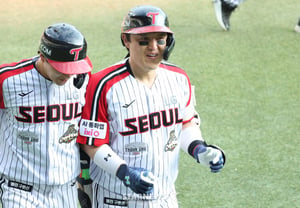 [Foto] Jonrón de la remontada: Park Dong-won, regreso como el ángel sonriente