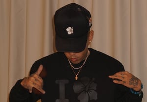 Dokki vuelve a mostrar su afecto por i-Hee: viste una camiseta con la inscripción "I♥HI" y se convierte en un "love star" [Star Issue]