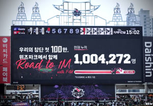 [Công bố chính thức] 'Lần đầu tiên 10 nghìn won khán giả' KT Wiz - đội trẻ nhất KBO đã làm được! Suwon, nơi từng tràn ngập cổ vũ đội bạn, giờ đây đã 'tràn ngập phù hiệu KT'