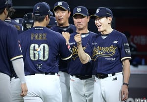 "The day we broke the 1st million fan mark for the first time since our founding, we clinched the championship!" KT secures regular season lead for the first time in five years... Jang Jun-won hits 2 home runs + Logan strikes out 14 → Lotte crushed 9-0