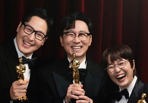チャン・ハンジュン、トップ俳優と手を組んでオスカーへ？..ソン・ウニとキム・プンが「巨匠ハンジュン」と共謀
