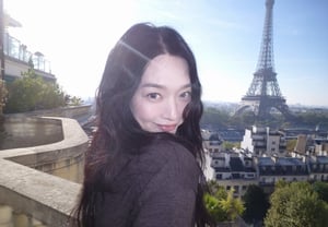 この顔で43歳だなんて..'キム・ウビン♥' シン・ミナ、パリを魅了するラブリーな美貌