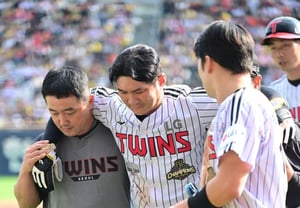 'I was helped off the field' LG Twins captain Oh Ji-hwan shows fighting spirit despite injury: "I need a partial cast, but..." Expresses determination to see it through despite knee ligament damage [Jamsil on-site]