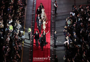 Kim Min-ha hosts the 31st BIFF, with domestic and international stars all in attendance..Busan dyed in cinema [Comprehensive]