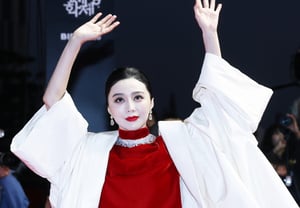 Fan Bingbing, saluda con ambas manos en alto [★Foto]