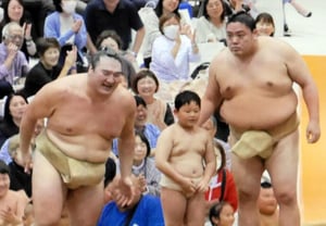 "¿Cómo se atreve a vencer a un niño?" Luchador de sumo de 150 kg, grita a su compañero y muestra "ira"... Un "espectáculo histórico" al golpear a un pequeño luchador