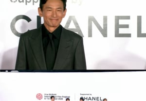 Hwang Jung-min, xuất hiện trên thảm đỏ Liên hoan phim quốc tế Busan giữa tranh chấp pháp lý về đời sống riêng tư..nụ cười trên gương mặt gầy guộc [Lần thứ 31 BIFF]