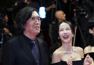 El director Lee Chang-dong y la actriz Jo Ye-jeong, un día feliz [★Foto]