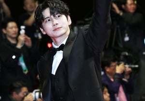 Wong Seong-woo greets fans with a hand wave [★Photo]