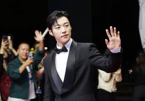 Woo Do-hwan greets with a hand gesture full of gentleness [★Photo]