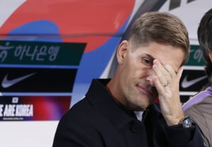 [Photo] Head coach Moreno lost in thought