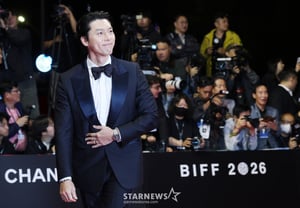 Hyeon Bin asiste al Festival Internacional de Cine de Busan [★Foto]