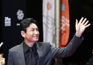 Hwang Jung-min chiến thắng tranh cãi và tỏa sáng nụ cười [★ảnh]