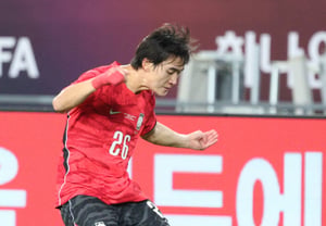 [Photo] Cho Hyun-taek, powerful cross