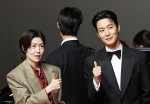 Shim Eun-kyung and Jang Ryul give a thumbs-up [★Photo]