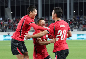 [Photo] Son Heung-min: "Se-hoon-ya, I'm even happier than about my own goal"