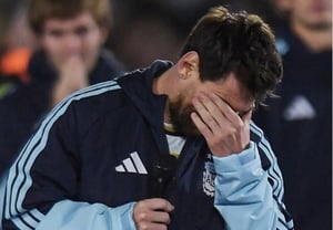 Messi, từ trên xe buýt đã 'khóc nức nở' → cảm động, đồng đội cũng khóc... Trong trận đấu chia tay đội tuyển ghi 1 bàn 2 kiến tạo, Argentina thắng 3-0