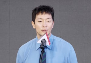 Diễn viên Son Seok-gu cảm ơn diễn viên Choi Hee-seo[★Ảnh]